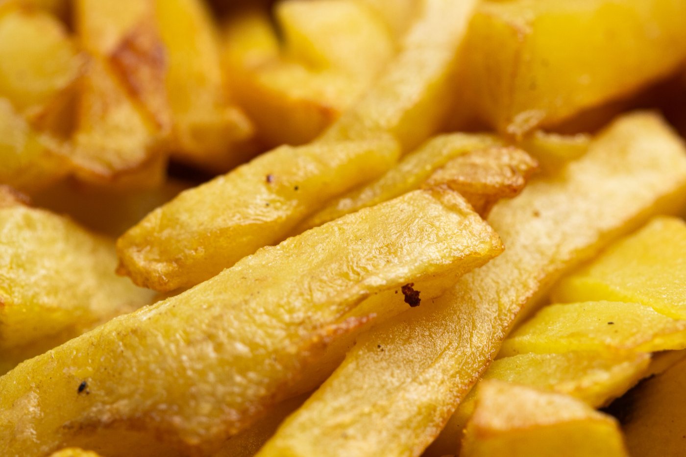 Patatine fritte dorate, da vicino.