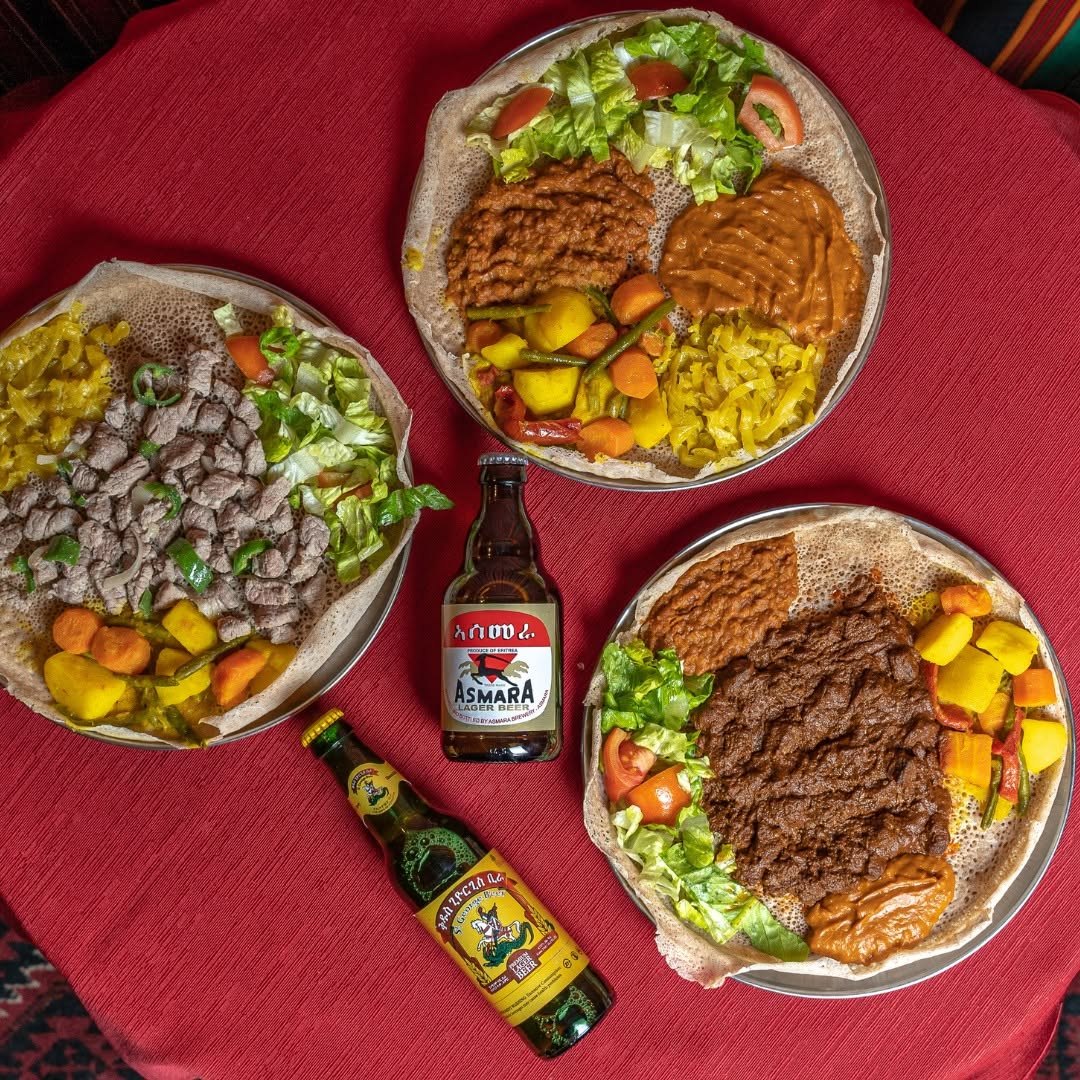 I vassoi di injera al centro del tavolo, visti dall'alto.